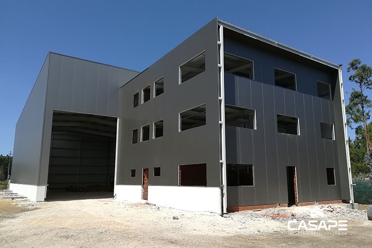 Edifício metálico - Armazém e escritórios