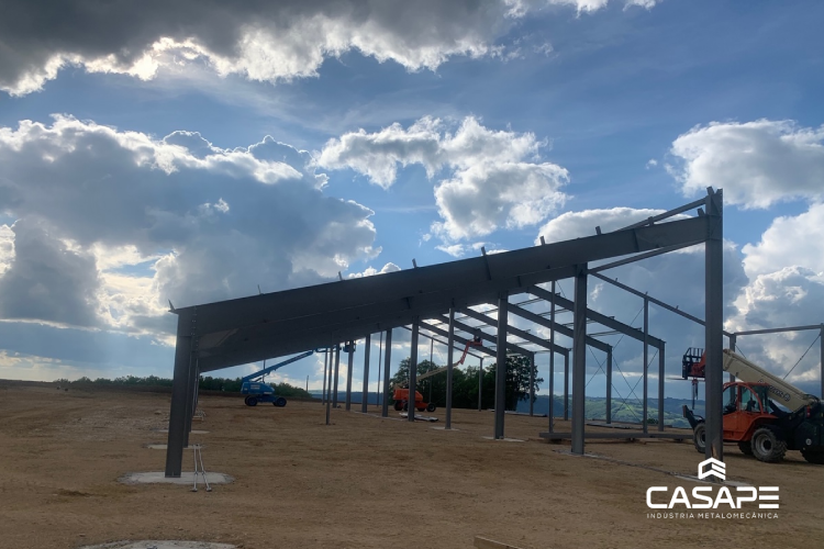 Estrutura metálica de apoio a painéis fotovoltaicos