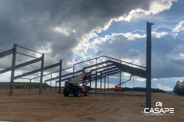 Estrutura metálica de apoio a painéis fotovoltaicos