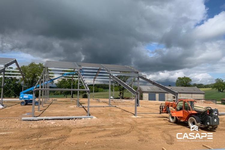 Estrutura metálica de apoio a painéis fotovoltaicos