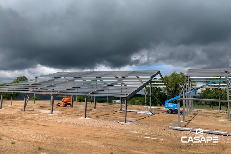 Estrutura metálica de apoio a painéis fotovoltaicos