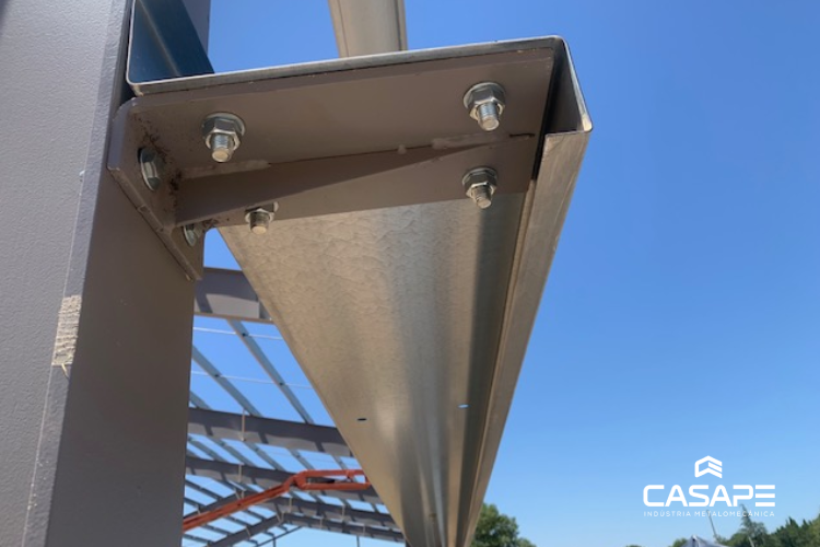 Estrutura metálica de apoio a painéis fotovoltaicos