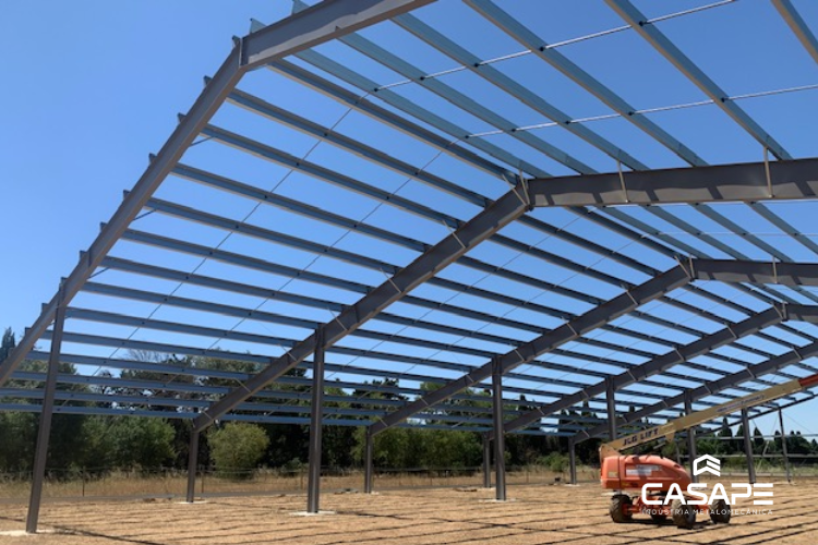 Estrutura metálica de apoio a painéis fotovoltaicos