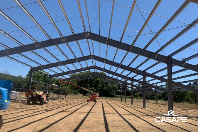 Estrutura metálica de apoio a painéis fotovoltaicos