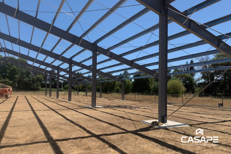 Estrutura metálica de apoio a painéis fotovoltaicos